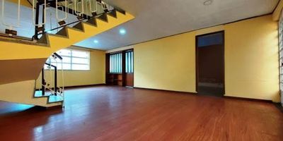 Casa en venta  dos plantas más  terraza barrio centenario bogota, ubicación central,  alta valorización, ubicada cerca del barrio restrepo,  la casa ofrece amplios espacios, buena distribución,  cuatro alcobas, estudio,  dos baños, garaje, terraza, patio de ropas,  situada a pocos pasos del estadio Olaya, estación del SITP, colegio republica de estados unidos, el sector cuenta con buena vías de acceso, avenida primero de mayo, troncal de Transmilenio Caracas.  ¡Contáctanos!