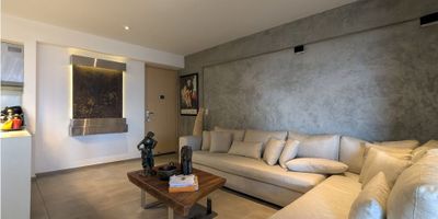 Código   941FR2906 Apartamento moderno muy acogedor. Consta de cocina y zona de ropas.  Dos alcobas Sala comedor y balcón terraza el cual comunica la zona social hasta las alcobas. Apartamento muy fresco e iluminado.  Alcoba principal con baño privado y  vestier. alcoba auxiliar con closet, baño social y de alcobas completo.  El apartamento cuenta con parqueadero sencillo y cuarto útil.

La unidad cuenta con ascensor, piscina, juegos infantiles, gimnasio, zonas verdes, zona húmeda, placa polideportiva, zona de mascotas, salón social y múltiples zonas verdes. Posee buenas vías de acceso y transporte público, es un sector tranquilo, de fácil movilidad y alta valorización. 
