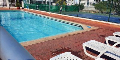 COD 9198FR418 Es un penthouse ubicado en sector exclusivo del Rodadero a cuatro cuadras de la playa, con facilidad de movilidad al transporte publico, tiene una excelenten vista al mar y a la montaña, cuenta con balcon, es amplio y comodo, tiene cuatro alcobas, cuatro baños, el edificio permite la renta turistica, su capacidad es para catorce personas,  cuenta con cancha de tenis, piscina, parque infantil, sauna, turco, gimnasio, jacuzzi, lavanderia, minimarket, vigilancia venticuatro horas con circuito cerrado, amplio lobby para la recepcion de huespedes, es un edificio tradicional de buen nombre lo que lo hace atractivo para la actividad comercial de rentas cortas. SI CREE QUE ESTA PROPIEDAD ES LO QUE ESTA BUSCANDO, LLAMAME Y AGENDAMOS UNA CITA.
