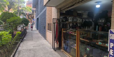 local comercial estrategicamente ubicado, con caracteristicas ideales para cualquier tipo de negocio. Este inmueble se encuentra en el primer piso y cuenta con una vitrina directamente a la via principal, garantizando una excelente visibilidad y un alto flujo peatonal y vehicular. Su proximidad a la Placita de Florez y las Torres de Bombona lo convierte en una opcion muy atractiva.