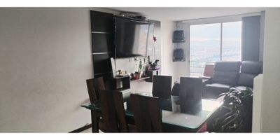 Código: 9060FR923 Excelente oportunidad de adquirir este hermoso apartamento a pocos minutos de la clínica Medilaser y la Universidad de Boyacá, cerca de prestigiosos Colegios y parques de la ciudad de Tunja, con fácil acceso de transporte público; este apartamento consta de tres habitaciones con closet, la habitación principal con baño privado, baño social, cocina integral, sala-comedor con balcón, zona de lavandería, parqueadero y deposito, el edificio cuenta con canchas múltiples, parque y salón de juegos para niños, salón social, circuito cerrado de TV, parqueadero de visitantes, zonas húmedas como piscina, sauna, jacuzzi, turco, GYM, Gimnasio al aire libre y vigilancia presencial las veinticuatro horas del día.

¡Precio negociable, quieres obtener más información!!!!  contáctanos para ayudarte a elegir el espacio que buscas…
