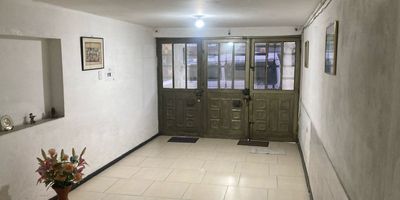 Esta excepcional propiedad de tres niveles ofrece una versatilidad inigualable y un potencial de inversión sobresaliente. El primer piso cuenta con dos apartamentos independientes uno espacioso de dos habitaciones con sala comedor, baño completo y cocina, ideal para una familia y un segundo apartamento más compacto de dos habitaciones con cocina y baño, complementado por un práctico patio de ropas. Además, este nivel incluye un local comercial con baño, perfecto para emprendedores, y un garaje privado. Una escalera interna conduce al segundo piso, donde se despliegan seis amplias habitaciones, dos baños completos, una cocina funcional, una sala comedor luminosa, un estudio versátil y un conveniente patio de ropas. Finalmente, el tercer piso revela una impresionante terraza con un cuarto útil y una zona de BBQ, creando el espacio ideal para el entretenimiento y el disfrute al aire libre. Esta propiedad es una oportunidad única para vivir, invertir o combinar ambos, ofreciendo múltiple