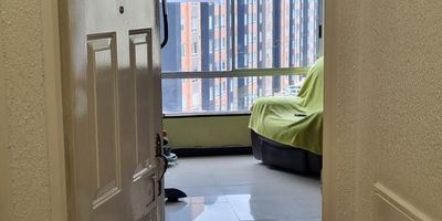 Se vende acogedor apartamento de 54 m2 ubicado en el sexto piso con vista interior  que brinda tranquilidad y privacidad. Cuenta con dos habitaciones con closet y espacio disponible para adecuar una tercera habitación o estudio, dos baños, sala comedor amplia e iluminada, balcon ideal para disfrutar del aire fresco y parqueadero comunal. Este inmueble combina comodidad y practicidad, perfecto para familias o personas que buscan un espacio funcional en una excelente ubicación. Precio 270 millones negociables.