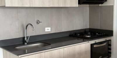 Descubre este acogedor  apartamento para arriendo en el sector LOMA DE LAS BRUJAS ENVIGADO, cerca a City plaza y vía intermedia, con 2 habitaciones y habitación principal con vestier,  2 baños, sala comedor, cada habitación cuenta con baño,  baño social, cocina integral y 1 parqueadero, cuarto útil. Zona de ropas independiente, piso en madera laminada, balcón. Con 90 metros cuadrados de espacio, este inmueble ofrece comodidad y estilo. Disfruta de una distribución funcional y acabados de alta calidad. ¡No dejes pasar esta oportunidad única! Contáctanos ahora para más información. JAIRO OCHOA PROPIEDAD RAIZ - 6044486003 - 3152044529 - 3182066519