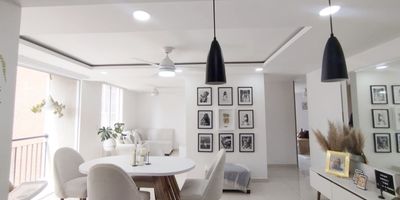 Venta de Apartamento. en el Sur de Cali. valle del lili en el sector de Ciudad Melendez. conjunto Nacar. Apartamento ubicado en un Sexto piso. con ascensor esquinero. parqueadero cubierto.  vista interna. El Apartamento. esta distribuido de la siguiente Forma. piso en porcelanato, Cocina abierta con estufa empotrada a gas, extractor de olores, griferia de lujo, excelente espacio para almacenar. sala comer, dos habitaciones, estudiio o sala de televisión con posibilidad de tercera habitación. dos Baños con division de baño en vidro templado, gabinete en cada baño, griferia negra, uno de los baños en la alcoba principal. la habitacion principal cuenta con vestier y la habitación auxiliar con su closet. cuenta con balcon. El apartamento cuenta  con calentador a gas, se entrega con persianas black out, tres ventiladores modernos de techo con luz y todo el apartamento cuenta con luz led. El conjunto cuenta con salon social abierto, piscina para niños y adultos, zona de juegos de niños.