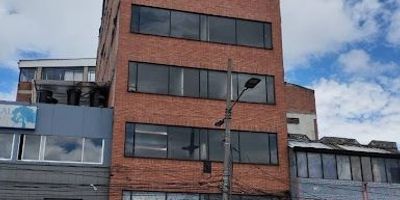 EDIFICIO EN VENTA O ARRIENDO  USO MÚLTIPLEUbicación Corazón del sur de la ciudad,área construida 1.336 m, 8 pisos espacios de oficinas  24,baños 12,parqueaderos 2Local comercial, terraza Descripción Edificio en el corazón sur de la ciudad, distribuido en salones o oficinas,con una arquitectura moderna y elegante, este inmueble ofrece un ambiente sofisticado y funcional para cualquier tipo de negocio o proyecto institucional,la terraza cubierta brinda un espacio adicional ideal para zonas comunes o áreas sociales.Con una ubicación estratégica y estructura sólida, este edificio se presenta como una opción ideal para quienes buscan calidad, prestigio y funcionalidadIdeal para empresas, instituciones educativas,centros médicos o de salud, proyectos de coworking o coliving,inversionistas,fundaciones u ONG