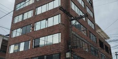 EDIFICIO EN ARRIENDO  USO MÚLTIPLEUbicación Corazón del sur de la ciudad,área construida 1.232 m,area del lote 144 m,  8 pisos espacios de oficinas  24,baños 12,parqueaderos 2Local comercial, terraza Descripción Edificio en el corazón sur de la ciudad, distribuido en salones o oficinas,con una arquitectura moderna y elegante, este inmueble ofrece un ambiente sofisticado y funcional para cualquier tipo de negocio o proyecto institucional,la terraza cubierta brinda un espacio adicional ideal para zonas comunes o áreas sociales.Con una ubicación estratégica y estructura sólida, este edificio se presenta como una opción ideal para quienes buscan calidad, prestigio y funcionalidad.Ideal para empresas, instituciones educativas,centros médicos o de salud, proyectos de coworking o coliving,inversionistas,fundaciones u ONG.