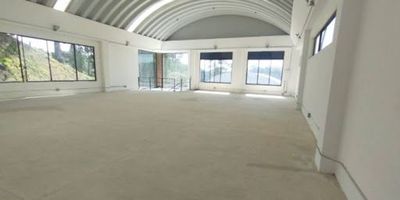 Bodega en arriendo, con 231 metros cuadrados, energía trifásica, ubicación privilegiada, muy cerca a la autopista Medellín-Bogotá. Esta bodega tiene todo lo que buscas para promocionar tu empresa de la mejor manera. 