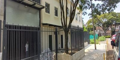Vendo  Bodega  o local corporativo  en Esquina – sector tequendama y Cambulos, Cali
Ubicación estratégica SUR CENTRAL  cerca de la Av. Roosevelt y Calle 9 

Espacio moderno y versátil ideal para:
• Insumos médicos o farmacéuticos
• Droguería o distribución odontología
• Call center / oficinas, iglesia
• Dark kitchens, eventos
• Local comercial o bodega logística
• Empresas de tecnología o telefonía
sede empresarial.

Características:
 Construcción nueva con diseño bioclimático
 Iluminación natural y techos altos
 Oficinas amplias y modernas
 Puerta alta para ingreso de camiones y tractomulas
 Espacio para parqueo
 Adecuaciones según tu necesidad

Ubicada en esquina para mayor funcionalidad y visibilidad!

 Agenda tu cita y conoce el espacio perfecto para tu negocio.