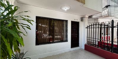 Hermosa casa familiar en venta barrio buena esperanza de Barranquilla , al lado de barrio Los Andes . Cerca de olímpica , ara y D1, Boulevard , vía principal la veintiuna , colegio Javier Sánchez y Sofía Camargo de lleras . La casa tiene tres cómodas habitaciones , con ventanas e iluminación natural , una sala grande para reuniones sociales y cocina privada .Las habitaciones y el baño principal están en el segundo nivel , como plus tiene baño medio en el primer piso para uso de los visitantes . Agenda tu visita hoy ! Lista para escriturar