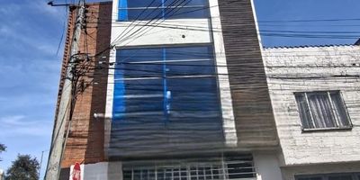 Descubra la ubicación ideal para su negocio en esta casa de uso mixto, perfecta para bodegaje u oficinas. Estratégicamente situada a media cuadra de la Calle 80 y muy cerca del Centro Comercial Primavera, ofrece una conectividad inigualable. Esta propiedad de 3 niveles cuenta con 7 espacios completamente equipados y un primer nivel de área libre, ideal para adaptarse a diversas necesidades comerciales. ¡Una oportunidad única para potenciar su empresa! Cod: 4856