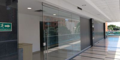 Tenemos para ti esta oficina de 189.34 mts de ambiente espacioso y funcional. Con una combinación de áreas de trabajo abiertas y privadas, esta oficina ofrece versatilidad para adaptarse a las necesidades de su negocio.
Cuenta con lobby-recepción, una pequeña bodega. divisiones en vidrio, cocineta, 3 baños, 7 oficinas sencillas, una presidencial y sala de juntas.

Abundante luz natural que brindan los grandes ventanales. Además, esta ubicada en un lugar estratégico con fáciles vías de acceso.