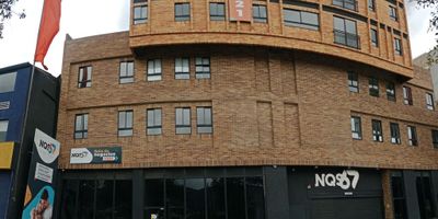 Apartamento para estrenar cuenta con cortinas black out zona de lavandería balcón y parqueadero propio, tiene una excelente ubicación está sobre la cra 30 al lado de la calle 68, en esta zona encontrarás fácil transporte y comercio, también tenemos cerca algunos supermercados como olímpica tiendas ara y d1.