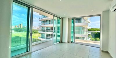 Te despiertas y lo primero que ves es la luz entrando por un balcón que rodea todo el apartamento. Estás en el lado sombra, con la brisa perfecta y un ambiente fresco para empezar el día.

Apartamento en venta de 103 m² en conjunto cerrado. Cuenta con 2 habitaciones, cada una con baño privado, baño social, cocina integral abierta, área de labores independiente y un balcón perimetral que conecta con cada espacio, dándole amplitud y luz natural a todo el hogar.

Incluye 2 parqueaderos, depósito y acceso a zonas comunes como piscina, salón social y turco. Un lugar pensado para tu comodidad, en un entorno tranquilo y bien ubicado.

¿Listo para conocerlo?