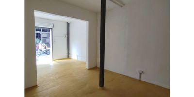 BODEGA EN ARRIENDO CENTRO MANIZALES

Oportunidad para emprendedores y negocios que requieren un espacio con visibilidad y una ubicación estratégica. Esta bodega es ideal para operaciones de almacenamiento, distribución o para establecer un punto de venta. Su diseño funcional y su acceso facilitan cualquier tipo de actividad comercial.

 

Características de la propiedad

Esta bodega de 50 m2, ubicada en el primer piso, ofrece una puerta enrollable y pisos de cemento fáciles de limpiar. El espacio cuenta con cielo rasos altos y un baño, optimizando el área para diversas actividades. El andén es amplio, lo que brinda buena visibilidad al público.

 

Entorno y acceso

Ubicada en una vía principal del centro de Manizales, la bodega se encuentra en una zona de alto movimiento comercial. Su cercanía a la zona urbana, centros comerciales, colegios, universidades y centros médicos garantiza un flujo constante de personas y facilita las operaciones. El acceso pavimentado permite un ingreso sencillo para vehículos y peatones.

 

Contáctanos

Para más información, agenda una visita guiada o resolver dudas. Comunícate con nosotros de forma inmediata a través de WhatsApp. Estamos listos para atenderte y ayudarte a encontrar tu próximo hogar.


 
