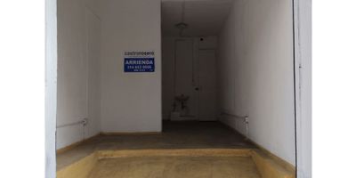 BODEGA EN ARRIENDO CENTRO MANIZALES

Oportunidad para emprendedores y negocios que requieren un espacio con visibilidad y una ubicación estratégica. Esta bodega es ideal para operaciones de almacenamiento, distribución o para establecer un punto de venta. Su diseño funcional y su acceso facilitan cualquier tipo de actividad comercial.

 

Características de la propiedad

Esta bodega de 42 m2, ubicada en el primer piso, ofrece una puerta enrollable y pisos de cemento fáciles de limpiar. El espacio cuenta con cielo rasos altos y un baño, optimizando el área para diversas actividades. El andén es amplio, lo que brinda buena visibilidad al público.

 

Entorno y acceso

Ubicada en una vía principal del centro de Manizales, la bodega se encuentra en una zona de alto movimiento comercial. Su cercanía a la zona urbana, centros comerciales, colegios, universidades y centros médicos garantiza un flujo constante de personas y facilita las operaciones. El acceso pavimentado permite un ingreso sencillo para vehículos y peatones.

 

Contáctanos

Para más información, agenda una visita guiada o resolver dudas. Comunícate con nosotros de forma inmediata a través de WhatsApp. Estamos listos para atenderte y ayudarte a encontrar tu próximo hogar.


 
