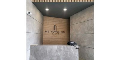 Exquisito consultorio nuevo para estrenar en el vibrante corazón de El Poblado, con 33 metros cuadrados de diseño moderno y funcional. Este espacio, ubicado en un exclusivo edificio de estrato 5, ofrece un ambiente sofisticado con portería 24/7 que garantiza seguridad y prestigio. Cuenta con una elegante sala de recepción ideal para recibir a tus clientes con distinción, un baño privado que aporta privacidad y comodidad, y un parqueadero exclusivo para tu conveniencia. Perfecto para profesionales que buscan un lugar impecable, contemporáneo y estratégicamente ubicado para destacar en su práctica. ¡Un rincón de lujo y profesionalismo listo para hacer tuyo!
