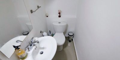 Apartamento ubicado en un sector exclusivo al norte de la ciudad de ambiente fresco luz natural durante el día. Cuenta con cocina integral con mesón en granito pulido gabinetes superior e inferiores, sala comedor, cuarto y baño de servicio, sala de estudio, Vestier en habitación principal, zona de labores, dos parqueaderos asignado. El edificio ofrece piscina, parqueadero para visitante, cancha múltiple,  parque para los niños amplias zonas verdes , salón social, baño social, portería tipo lobby. Es cercano supermercado olímpica, ara, corredor universitario, vial al mar, clínica porto azul.