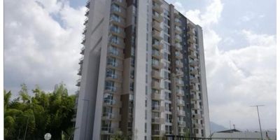 Ofrecemos esta propiedad tipo apartamento en venta en el sector de ciudad Natura Dosquebradas, con área de 62.10 m2, 2 habitaciones, closet, 2 baños, cocina integral, sala - comedor, balcón, calentador, zona de ropas, depósito o cuarto útil y pisos en porcelanato. En conjunto cerrado que ofrece parqueadero a visitantes, portería, vigilancia, citófono, jardín, zona infantil, zonas verdes, zona BBQ, ascensor, piscina, canchas deportivas y gimnasio.
