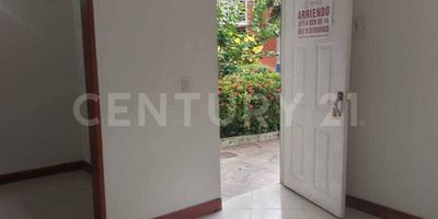 Disfruta de la comodidad y el estilo en esta acogedora casa de 88 m², con 4 habitaciones, 3 baños y amplios espacios sociales para compartir los mejores momentos en familia.

Ubicada en el sector Heliconia, una zona tranquila y con excelente proyección, esta propiedad es perfecta para quienes buscan confort, ubicación y valorización en Apartadó.

¡Haz de este espacio el lugar donde tus sueños comienzan!