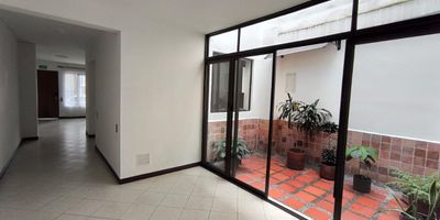 ¡EXCLUSIVA CASA EN LA FLORESTA – ESPACIO, ESTILO Y UBICACIÓN!
Vive en una de las zonas más apetecidas de la ciudad, donde la tranquilidad residencial se mezcla con la comodidad urbana.
Esta casa combina amplitud, funcionalidad y diseño

 Características destacadas:
Área construida: 122 m²
Primer piso 
3 habitaciones amplias
3 baños modernos
Sala – comedor espaciosa y luminosa
Cocina con mesón en acero inoxidable y fórmica, práctica y duradera
Zona de ropas en patio trasero
Rampa para carro
Estrato 4

18 años de remodelación, en excelente estado 
Ubicada en La Floresta, un sector reconocido por su conectividad, tranquilidad y valorización constante. Cerca de todo lo que necesitas: transporte, comercio, colegios y zonas verdes. 
Agenda tu visita.