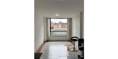 Hermoso apartamento, de 62.97 m², El Apartamento esta ubicado en un tercer piso (acceso por escaleras). Cuenta con Sala-comedor, Cocina integral ,Zona de ropas ,2 habitaciones, 2 baños ,2 Garajes en línea, 1 Depósito.  A 5 min de Transmilenio (Calle 100), Centro Comercial Iserra 100,Colegios TOP como Agustiniano Norte, Coworkings y zonas empresariales Valorización histórica del 5.2% Ideal para familias, profesionales e inversores. Estrato: 5.
