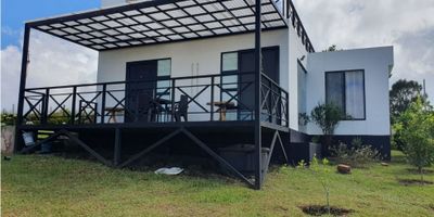 Se Vende Hermosa Parcela Campestre en La Mesa de los Santos Santander

Disfruta de la tranquilidad y el aire puro de la naturaleza en esta parcela de 1.250 m2, ubicada en una de las zonas campestres más privilegiadas de Santander.

La propiedad cuenta con una acogedora casa de 70 m2 distribuida en

3 cómodas alcobas

2 baños modernos

Sala comedor amplia

Zona de ropas

Además, incluye

Terraza superior de 42 m2, ideal para disfrutar de atardeceres y vistas espectaculares

Terraza cubierta tipo deck de 21 m2, perfecta para reuniones familiares o un espacio de descanso al aire libre

Acceso pavimentado hasta la entrada de la parcela y a pocos minutos del reconocido Mercado Campesino, donde encontraras lo mejor de la gastronomia y productos locales

Una excelente oportunidad de inversión para quienes buscan vivir, descansar o rentar en un entorno natural con todas las comodidades

Agenda tu visita hoy mismo y descubre tu nueva casa campestre en La Mesa de los Santos