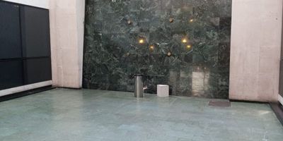 Se arrienda oficina ubicada en una de las zonas más estratégicas y comerciales de La Porciúncula. Espacio amplio y funcional, ideal para empresas, consultorios o profesionales independientes que buscan comodidad y buena imagen corporativa. Área amplia con excelente distribución, pisos en cerámica, fáciles de mantener y con buen acabado, divisiones internas para oficinas privadas o áreas de trabajo colaborativo, cocineta funcional para mayor comodidad, excelente iluminación natural y artificial, que favorece un ambiente productivo, vigilancia 24 horas, dos terrazas y dos salones de reuniones con capacidad de 30 a 50 personas, parqueadero disponible para usuarios o visitantes. Ubicada en edificio empresarial con fácil acceso a transporte público, zonas bancarias, restaurantes y servicios complementarios.