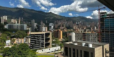 Oficina disponible para la venta en las palmas, el poblado. cuenta con un área total de 72 m² distribuidos en salones con ventanales, buena iluminación natural y vista panorámica de la ciudad. tiene pisos en porcelanato y parqueadero para un vehículo. está ubicada en un edificio con vigilancia las 24 horas. Código de Abad Faciolince OFI1022. Asesor Mauricio Correa 3127578505.