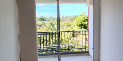 Se arrienda hermoso apartamento para estrenar en Rionegro, sector Ojo de Agua. La propiedad cuenta con tres acogedoras habitaciones con excelente iluminacion natural, dos banos, vestier, dos closets, un balcon con vista agradable, cocina integral, zona de ropas y una amplia sala comedor ideal para compartir en familia. Incluye parqueadero privado. El apartamento se encuentra ubicado en una unidad residencial que ofrece completas zonas comunes como gimnasio, piscina, placa polideportiva, juegos infantiles, chute de basuras, porteria con vigilancia y zonas verdes que brindan un ambiente tranquilo y seguro. Ideal para quienes buscan comodidad, modernidad y calidad de vida.