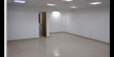 Oficina funcional y bien ubicada en zona comercial de Chapinero, ideal para compañías que buscan visibilidad, fácil acceso y un espacio eficiente para operar.

Características del inmueble:


 
 Área total: 48 m²
 
 
 Parqueadero privado: 1
 
 
 Ventanal con excelente iluminación natural
 
 
 Espacio abierto con distribución flexible para puestos de trabajo o oficina privada
 


Ventajas de ubicación:


 
 Sector altamente comercial y con flujo peatonal y vehicular
 
 
 Fácil acceso a transporte público y vías principales
 
 
 Cercanía a servicios, bancos, restaurantes y comercio
 


Canon mensual: $1.681.640 COP

Ideal para: equipos compactos, consultoría, servicios profesionales, atención a clientes y operaciones administrativas que requieren un punto estratégico en Chapinero.
