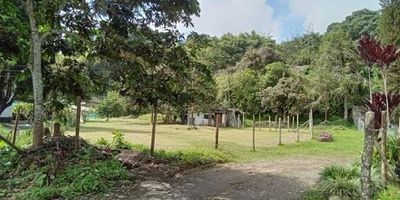 ¡Gran oportunidad de inversión en Pinares, Pereira!Lote ideal para desarrollo de proyectos de vivienda Ubicado en uno de los sectores más exclusivos y de mayor valorización de Pereira, este lote de 1.282m2 es perfecto para desarrollar proyectos residenciales o mixtos. Características destacadasExcelente ubicación, con fácil acceso a vías principales.Cerca de zonas comerciales, supermercados y servicios esenciales.Terreno totalmente plano y sin restricciones ambientales.Clasificado como suelo de expansión, ideal para sacar plan parcial.Posibilidad de construcción de varios pisos. ¡Una oportunidad única para constructores e inversionistas visionarios! Contáctanos para más información y agenda tu visita.
