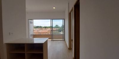 Arrienda este acogedor apartamento campestre ubicado en el sector de barro blanco, muy cerca del aeropuerto y rodeado de naturaleza. ideal para quienes buscan tranquilidad, privacidad y conexión con un entorno verde, sin alejarse de la ciudad. el inmueble cuenta con 2 habitaciones, 2 baños, 1 parqueadero cubierto y un cuarto util. Y unos espacios funcionales que brindan confort en cada rincón. se encuentra dentro de un conjunto cerrado con vigilancia 24x7, garantizando seguridad y bienestar para ti y tu familia. ¡una excelente opción para vivir en armonía con la naturaleza y cerca de todo!