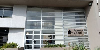 Se vende apto en unid. Reserva de Oporto 207 torre 9, el apto tiene 2 habitaciones con closet y la principal con baño y opción de hacer la 3ra, 2 baños total, sala comedor, cocina y zona de oficios, la unidad cuenta con salon social, 3 salas co-working, parqueadero comunitario, piscina para adultos y niños, valor de admin actual $115.000