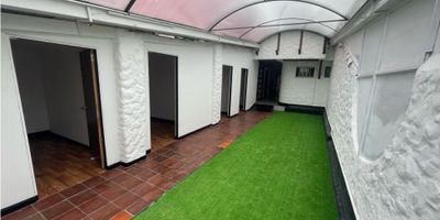 Arrendamos casa uso vivienda o comercial. De dos niveles, cuenta con varios espacios. Pisos laminados, patio con marquesina. Sala con chimenea, comedor, cocina cerrada. Zona de ropas independiente. 4 espacios de garaje. Estrato 4.
