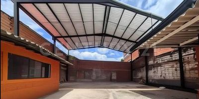 ¡Oportunidad Única! Bodega de 340 m² en San Juan con la 65, Medellín
¡Asegura el futuro de tu negocio con esta bodega estratégicamente ubicada en el corazón comercial de Medellín! Si buscas un espacio versátil y con excelente conectividad, esta es la propiedad ideal para ti.
Ubicación y Conectividad Insuperables:
Ubicada estratégicamente entre San Juan y la Avenida Colombia con la 65, esta bodega te pone en un punto neurálgico de la ciudad. Su cercanía a grandes centros comerciales como Makro, Homecenter y Jumbo, y a la estación del Metro Suramericana, te garantiza un alto flujo de clientes y un acceso inmejorable para proveedores.
Espacio Versátil y Ampliable:
•	Área de 340 m² para uso inmediato, con la posibilidad de ampliar a 280 m² adicionales. Este espacio es perfecto para que tu negocio crezca sin límites.
•	Ideal para centros de diagnóstico de vehículos, ventas de repuestos, supermercados, o como parqueadero industrial o centro logístico.
•	Cuenta con áreas de oficina o almacenamiento independientes, dos baños internos y una cubierta con pérgola que le da un toque distintivo.
•	Zona de parqueo con excelente maniobrabilidad para vehículos, una ventaja competitiva en esta zona de la ciudad.
Esta bodega no solo ofrece un gran espacio, sino también la visibilidad y el acceso que tu negocio necesita para triunfar.