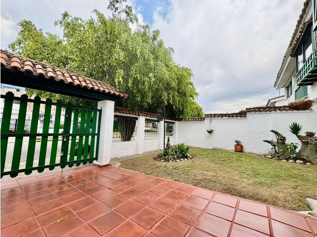 Casa de 4 alcobas en venta en Pontevedra, Bogotá, 250 m² · foto 2 de 17