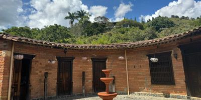 Se arrienda finca en Copacabana, una propiedad independiente ideal para quienes buscan un lugar amplio y versatil. Con un terreno de entre 16.000 y 20.000 m, se adapta para banquetes, negocios, miradores, guarda de vehiculos, maquinaria o incluso para ganaderia. Su estilo mexicano y construccion en forma de herradura resaltan el diseno colonial en ladrillo macizo. Cuenta con 8 pesebreras de gran tamano que pueden duplicarse hasta 16, una pista de resonancia y un corredor central para caballos. La casa ofrece 2 habitaciones espaciosas, 2 banos amplios, sala, comedor y cocina, brindando comodidad en medio de un entorno natural. Una finca con gran potencial para distintos proyectos. Contactenos para mas informacion y coordinar una visita.