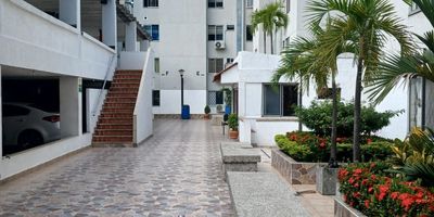 Venta de Apartamento en La Flora – Cali

Área: 80 m²
Precio de venta: $290.000.000 (negociables)
Estado: Full remodelado – Desocupado y listo para habitar
Documentación: Al día – Único dueño

 Características del apartamento

Habitación principal con baño privado y clóset en madera.

2 habitaciones adicionales con clósets en madera y estantería.

Cocina integral moderna, con gabinetes y estufa empotrada en mesón.

Zona de ropas con lavadero y estantería.

Sala comedor amplia con estantería empotrada.

1 baño social.

Parqueadero propio en sótano.

 Características de la unidad

Administración con vigilancia 24/7.

Cuota de administración: $331.000 mensuales.

Piscina para adultos y niños.

Zona de recreación infantil.

Tienda interna en la unidad.

Ubicado en 4º piso sin ascensor, pero con gradas amplias, descansadas y cómodas para subir.

 Beneficios

Apartamento totalmente remodelado, con acabados modernos y en excelente estado.

Espacios cómodos y funcionales,