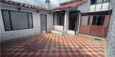 Arrendamos casa uso vivienda o comercial. De dos niveles, cuenta con varios espacios. Pisos laminados, patio con marquesina. Estudio con biblioteca empotrada. Sala con chimenea, comedor, cocina cerrada. Zona de ropas independiente. 4 espacios de garaje. Patio al aire libre con BBQ. Estrato 4.

 
