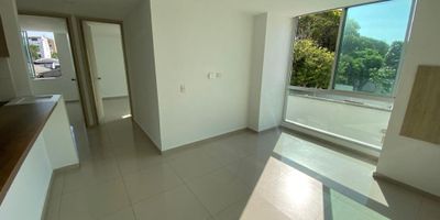 Apartamento de dos habitaciones, dos baños, cocina integral, zona de labores, sala, comedor, ubicado en edificio con piscina, salón social, zona infantil, parqueadero interno y de visitantes, porteria y vigilancia 24 horas.