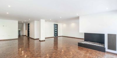 Súper bien ubicado, en una zona exclusiva de Bogotá, este amplio y acogedor apartamento es ideal para aquellos que buscan un apartamento realmente amplio. Con tres habitaciones, cada una con closet y vestier en la principal, ofrece espacio suficiente para la comodidad familiar. La cocina integral es cerrada y cuenta con gas natural, perfecta para los amantes de la culinaria. Además; el apartamento incluye un cuarto y baño de servicio, añadiendo un toque práctico y funcional.

El apartamento está sobre la Avenida Circunvalar, muy cerca de puntos clave como la Carrera Séptima y la Calle 85. A solo minutos de supermercados, restaurantes, el reconocido gimnasio Bodytech y las mejores tiendas. Es un lugar perfecto para aquellos que desean vivir rodeados de agradables vecindarios. Con dos parqueaderos cubiertos y un depósito, la comodidad está garantizada. La amplísima sala cuenta con chimenea a gas para las noches frías de Bogotá. 

No pierdas esta oportunidad. Pide tu visit...