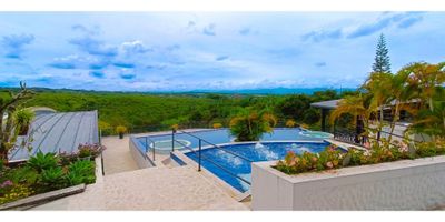 Código 730FR4596  VENTA HOTEL CON OPCION DE ARRIENDO. Este hermoso hotel campeste se encuentra en un lote de 10.000 mts2 y un área construida de aproximadamente 3.800 mts2, es una construcción de 5 niveles y consta de 23 habitaciones, de las cuales tres cuentan con jacuzzi privado, todas con terraza independiente y baños privados muy amplios con ventilación y luz natural, algunas de ellas de más de 9 mts2, la capacidad del hotel es de 56 huéspedes.

Cuenta además con:


 3 piscinas de hidromasajes, 3 jacuzzis, además de terraza solárium. 
 1.150 mts2 de terrazas y zonas comunes.
 Zona para SPA con baños, vestier y duchas.
 Cocina industrial y una segunda cocina en el tercer nivel.
 Un salón comedor de aproximadamente 300 Mts2.
 Un salón de 140 mts2 y otro salón de 110 mts2 que  puede convertirse en más de 150 mts2.
 Parqueadero para 22 carros en la parte de arriba y para 40 carros en la parte baja.
 Recepción con tres baños y baño para discapacitados.
 Lavandería con dos lavaderos y área para 3 lavadoras industriales y 3 secadoras industriales.
 Cuarto de linos.
 Un tanque de reserva de 6.000 litros con su respectivo hidroflow.
 Casa con capacidad de alojamiento de 8 empleados, con dos habitaciones, cocina y baño independiente.


El hotel se vende completamente amoblado y dotado. Posee vista de 360 grados hacia las montañas y el valle, rodeado de naturaleza, flora y fauna nativa, en este hotel usted contará con paz y tranquilidad los 365 días del año. Situado a pocos minutos del aeropuerto Matecaña de Pereira, colindante con el sector de cerritos, con exccelente vías de acceso, pero lo más importante está en un sector privilegiado de alta valorización de la región. Te invitamos a realizar un tour 360, es una opción increíble que permitirá apreciar en detalle este inmueble, haciendo click en el sigueinte enlace:

https://casa360.co/finca-hoteles-venta-combia-pereira/5682757

 
