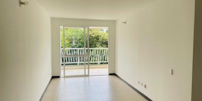 Excelente apartamento en tercer piso con ascensor , vista interior no ruido , con acabados de lujo consta de Sala, comedor, dos alcobas mas espacio para estudio o sala de televisión ,cocina abierta Parqueadero propio
 sobre plataforma, zona social con gimnasio, turco , piscina, salón de reuniones , juegos infantiles , portería y vigilancia las 24 horas , fácil acceso a transporte publico