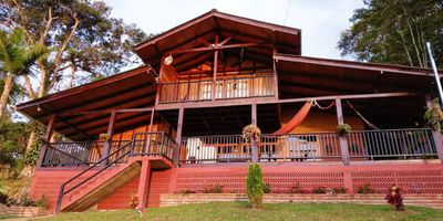 En renta, finca ubicada en una zona privilegiada K 24 VIA AL MAR, con un terreno de 10.500mts, consta de 1 cabaña  sus características:
1 chalet de 2 pisos  rodeado de zonas verdes, 1 piso  consta de sala, comedor, rodeada de corredores amplios con linda vista,2 alcobas 1 baño social cocina, zona de oficios, 1 cuarto de empleada con baño.
2 piso 1 habitación con baño y salida al balcón,  con linda vista.  hacia la piscina y montañas , 1parqueadero cubierto, zona de parqueo descubierta para 4 carros, esta propiedad de  10.500 metros de lote y 300 metros construidos ofrece amplitud y comodidad. Ideal para familias numerosas o aquellos que buscan espacio extra.la finca cuenta con piscina, zonas verdes,1 chorrera de agua con un estanque para disfrutar un buen baño El precio de arriendo es de $4,500,000 No pierdas la oportunidad de vivir en este exclusivo lugar rodeado de naturaleza, montañas . ¡Contáctanos ahora para más información! Amparo Rodríguez  - 3163225751.