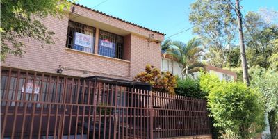 VENDO CASA SECTOR CASA CLUB, OPORTUNIDAD ÚNICA

AMPLIA CASA DE DOS PISOS EN UNA DE LAS ZONAS MAS EXCLUSIVAS Y TRADICIONALES DE IBAGUE. IDEAL PARA REMODELAR Y ADAPTAR A SU GUSTO, CON EXCELENTE PROYECCION DE VALORIZACION. 

PRIMER PISO, GARAJE PARA 2 VEHICULOS (UNO CUBIERTO Y OTRO DESCUBIERTO), UN ANTEJARDIN CON ENCERRAMIENTO EN REJA, SALA COMEDOR, COCINA, COMEDOR AUXILIAR Y BAÑO SOCIAL, ZONA DE LAVANDERIA CON PATIO DESCUBIERTO Y PATIO AUXILIAR CUBIERTO, CUARTO DE SERVICIO CON BAÑO PRIVADO.

SEGUNDO PISO, 4 HABITACIONES AMPLIAS CON CLOSET, LA PRINCIPAL CON BAÑO PRIVADO, HALL DE DISTRIBUCION, BAÑO AUXILIAR.

UBICACION PRIVILEGIADA, CERCA A VIAS PRINCIPALES, COMERCIOS Y ZONAS RESIDENCIAL DE ALTA VALORIZACION.

 
