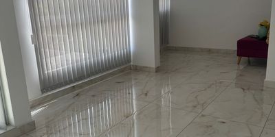 Apartamento en arriendo en Condina en unidad cerrada cerca a supermercados de cadena, rutas de transporte público y servicios complementarios de la zona. Cuenta con salacomedor, pisos en cerámica, hall de alcobas, dos habitaciones con closet, dos baños, cocina integral tipo americano en mesón de granito, estufa, calentador a gas y zona de ropas. La unidad posee de un parqueadero descubierto, dos ascensores, piscina, gimnasio, salón comunal, sauna turco, parques infantiles, placa polideportiva, zonas verdes, circuito cerrado de tv, vigilancia y portería las 24 horas. Inmueble sujeto a verificación de disponibilidad.