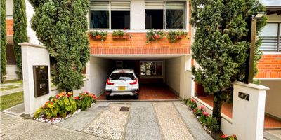 En venta casa de 2 niveles en urbanización en Envigado, sector Cumbres, a pocos minutos del Mall Terrazina.

Esta propiedad combina comodidad y buena ubicación en un entorno residencial exclusivo. Cuenta con:  piso 2  en madera laminada, en el deck es inmunizado  ye l  piso 1 SPC
    •    Parqueadero cubierto para 2 vehículos y descubierto para 2 más.
    •    3 habitaciones amplias y luminosas.
    •    3 baños completos.
    •    Terraza de 45 m² con pérgola, ideal para disfrutar reuniones al aire libre.
    •    1 cuarto útil para almacenamiento.

La urbanización ofrece zonas comunes que incluyen piscina, brindando un espacio perfecto para compartir en familia y disfrutar del clima.

Una excelente oportunidad de inversión en uno de los sectores más cotizados de Envigado
