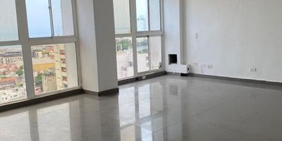 CODIGO INTERNO 27399. Descubre esta exclusiva oficina ubicada en el corazón de la ciudad, con una superficie de 49 metros cuadrados distribuidos de manera eficiente. Con un diseño moderno y funcional, este espacio cuenta con 1 baño para mayor comodidad. Sus amplios ventanales permiten la entrada de luz natural, creando un ambiente luminoso y acogedor. Ideal para profesionales que buscan un lugar inspirador para trabajar. ¡No pierdas la oportunidad de hacer de este lugar tu nuevo espacio de trabajo!