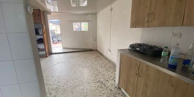 Apartaestudio en arriendo Medellin, perfecto para una persona o pareja que busca un espacio funcional y bien distribuido. Cuenta con baño privado, cocina equipada, clóset, y lavadero, ofreciendo todo lo necesario para una vida cómoda e independiente. Ubicado en una zona tranquila y accesible, este apartaestudio es ideal para quienes desean vivir con privacidad y comodidad, sin renunciar a la cercanía de servicios y transporte.